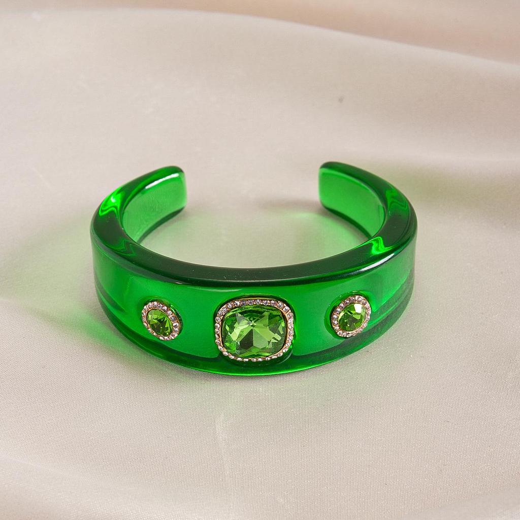 Unique Retro Resin Bracelet: Personalized Fashion Jewelry for Women