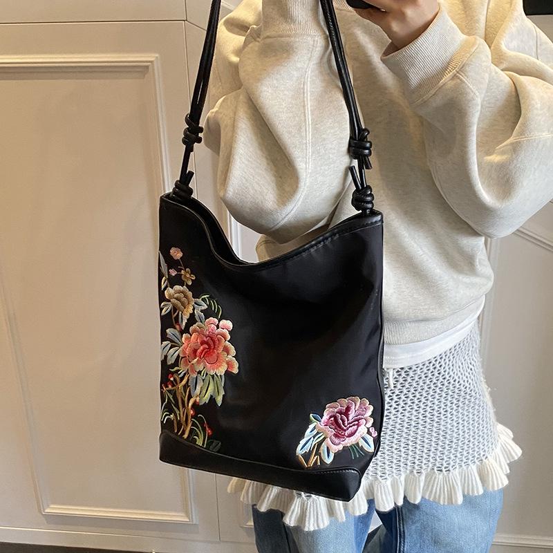 Einkaufstasche, Handtasche mit Blumenstickerei, Umhängetasche für Damen mittleren Alters, Umhängetasche