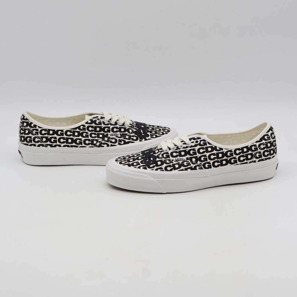 VN000EEUUY6 CDG (COMME des GARCONS) Ein OTW by Vans Authentic Weiß (Herren)