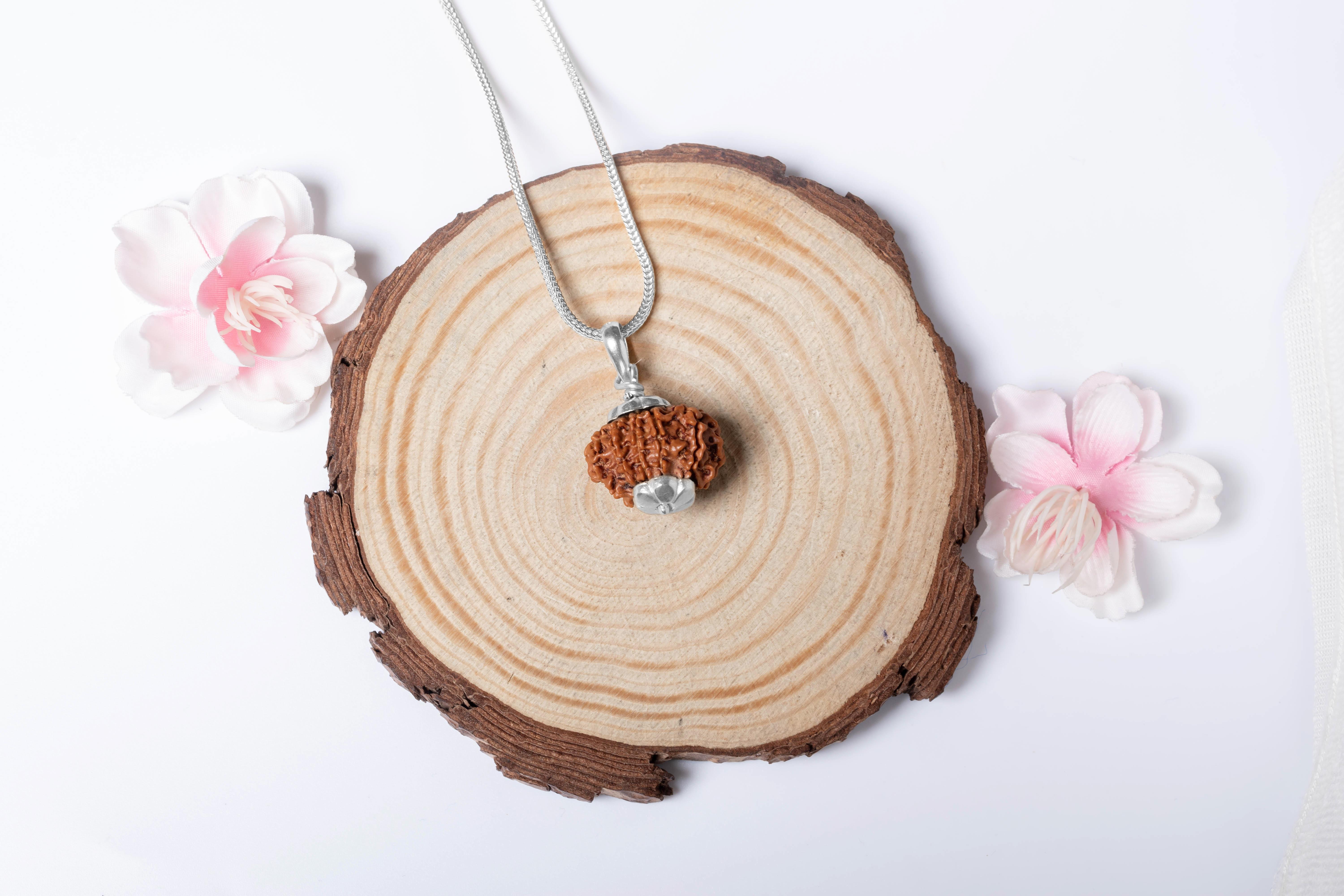 

Натуральна 10-мукхі Рудракша з кулоном зі срібла 925 проби – непальського походження | Намистина для духовної сили, захисту та божественних благословень | Органічна та сертифікована в лабораторії коричневий