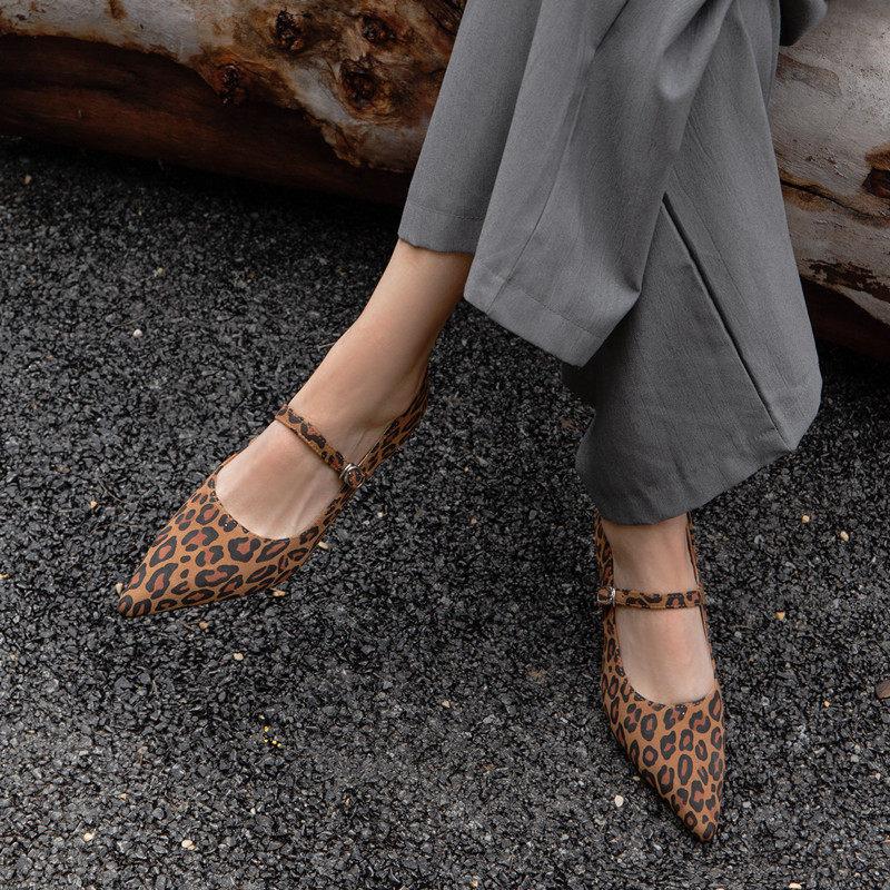 Heartthrob! European and American sexy leopard print wedge with pointed toe with Mary Jane shoes temperament high heels