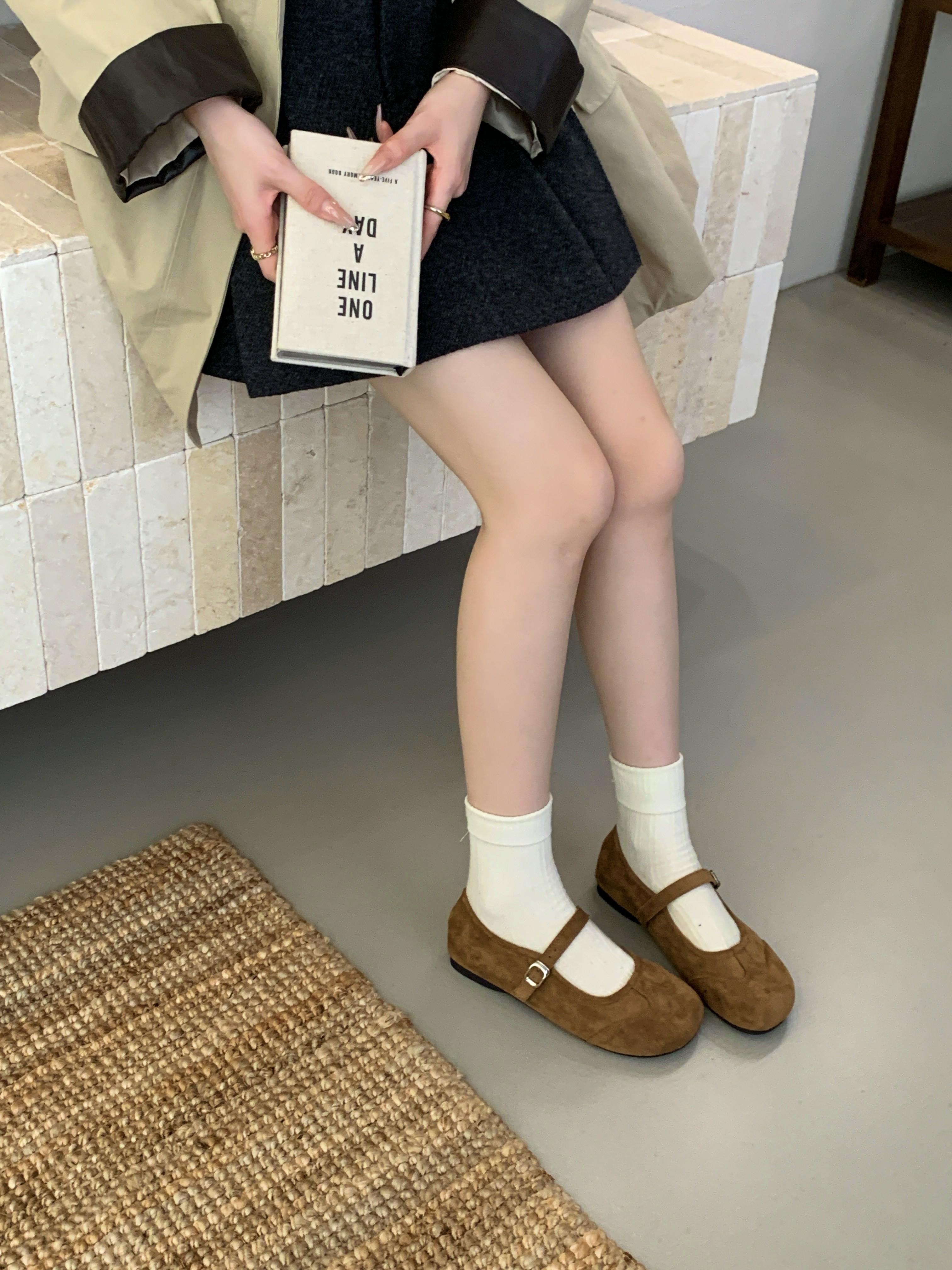 

Soft-soled beanie shoes women s 2025 autumn word with Mary Jane skirt flat-soled retro red shallow mouth single shoes tide 39