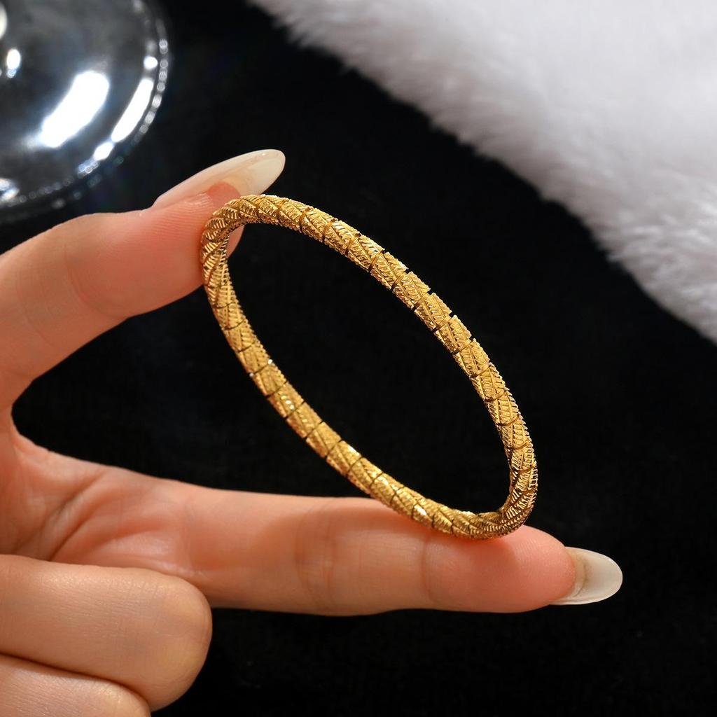 Modne Bransoletki ze Stali Nierdzewnej i Złota 18K - Wytrzymałe, Odporne na Ścieranie Bangles w Stylu Europejskim i Amerykańskim