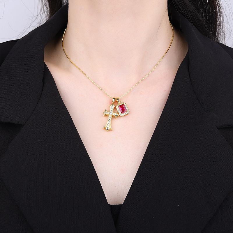 Design Sense Diamond Emerald Cross Necklace Pendant Sweet Cool Hip Hop Band Diamond Gem Spice Collarbone Chain