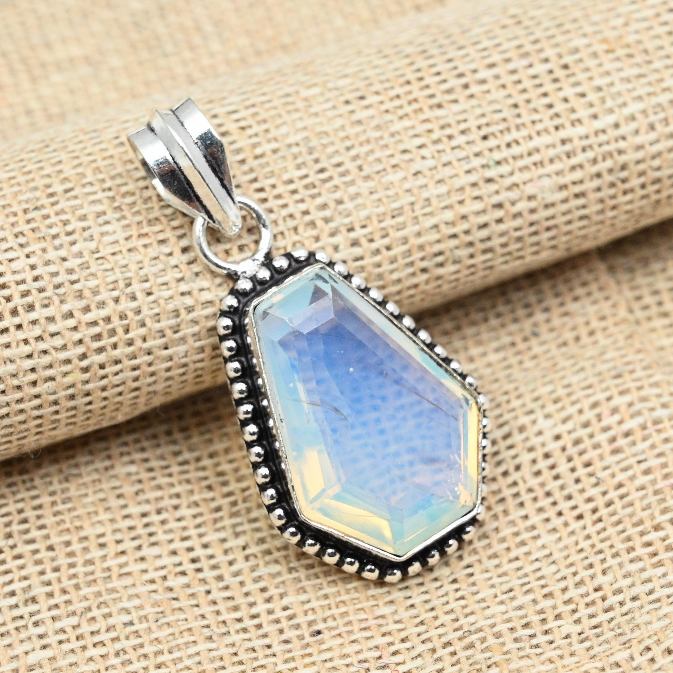 

Молочный опал Gemstone 925 Sterling Silver Ювелирные изделия ручной работы Гроб Необычный кулон 1.77 Inches белый