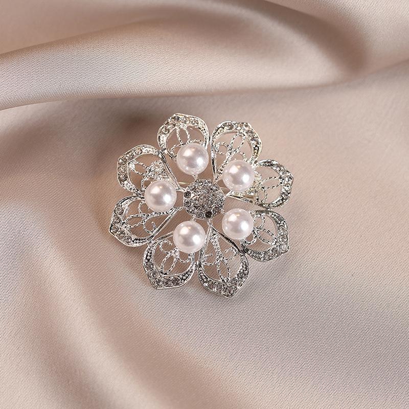Pearl Diamond-encrusted Flower Brooch, Niche Light Luxury Pin, Overcoat Suit Accessory, Anti-glare Clasp