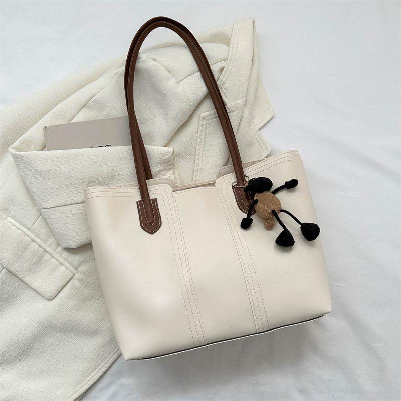 Large-capacity commuter textured women's handbags are popular this year. Versatile ins shoulder underarm bag tote bag 2025.