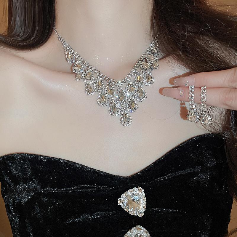Light luxury diamond-encrusted water drop necklace, fashionable personality, heavy industry neck chain, bridal evening dress, high-end accessories