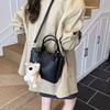 Retro large-capacity high-quality textured handbag, new autumn and winter shoulder messenger bag, versatile bucket bag.