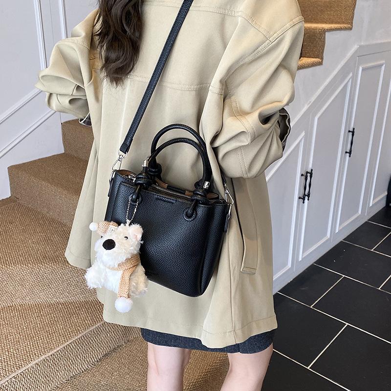 Retro large-capacity high-quality textured handbag, new autumn and winter shoulder messenger bag, versatile bucket bag.