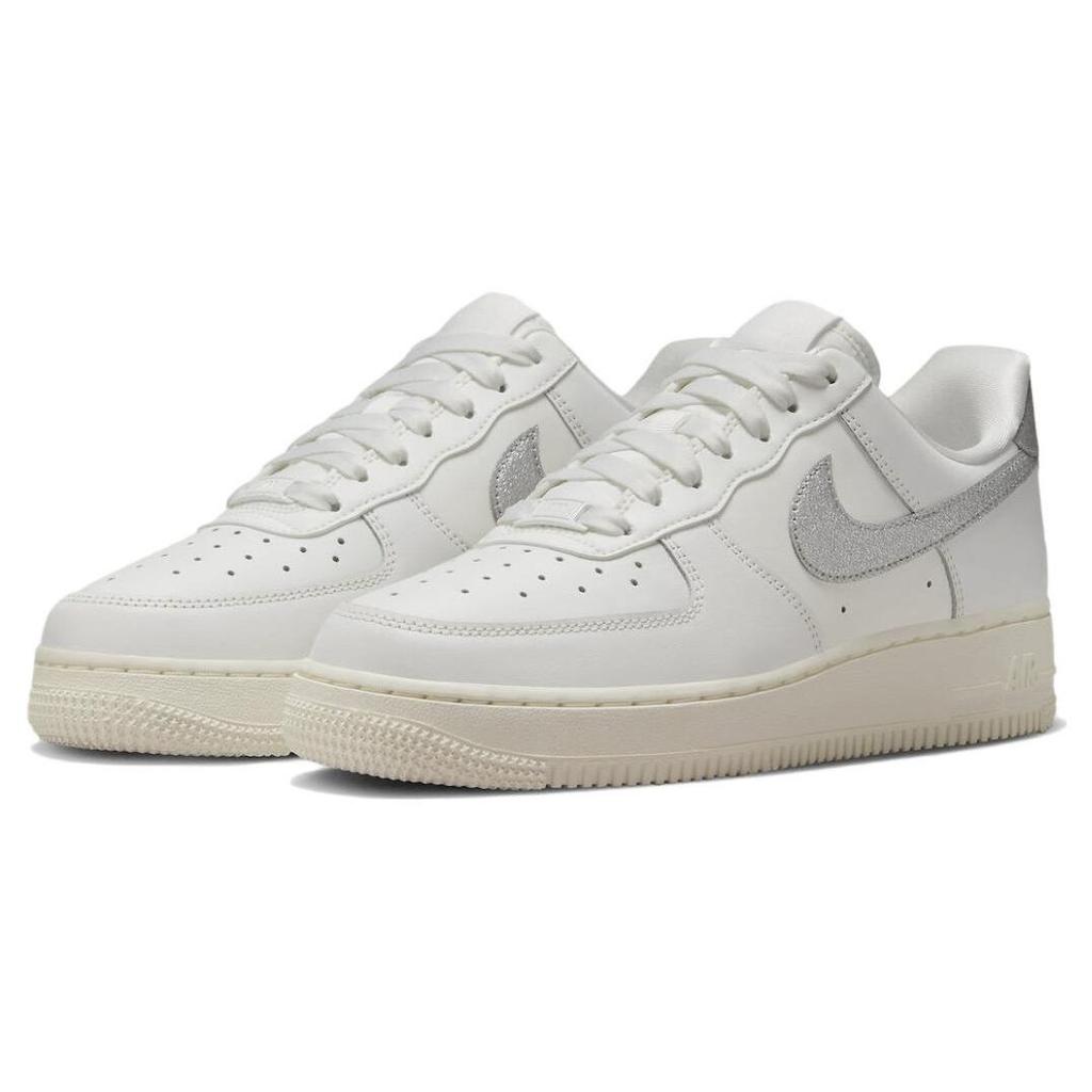 Nike Air Force 1 07 Essential Silver Swoosh Damen-Sneaker Weiß Summit-White Metallic-Silber DQ7569-100