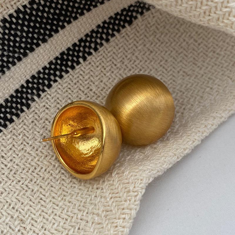 

Европейские и американские летние матовые серьги-шары с брашированной поверхностью: Женские серьги-пусеты полукруглой формы в стиле легкой роскоши