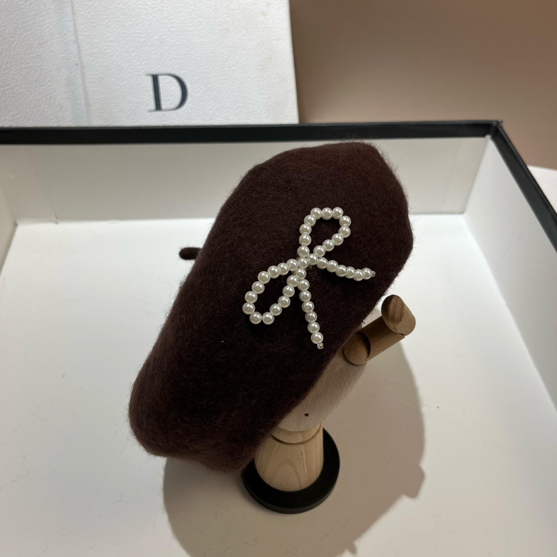

French Sweet Pearl Bow Wool Beret Women S Soft And Versatile Octagonal Painter S Hat Adjustable темно-коричневого кольору