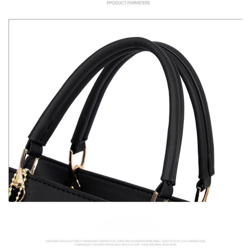 Bolsa pequena transversal decorada com bola de pelo, elegante