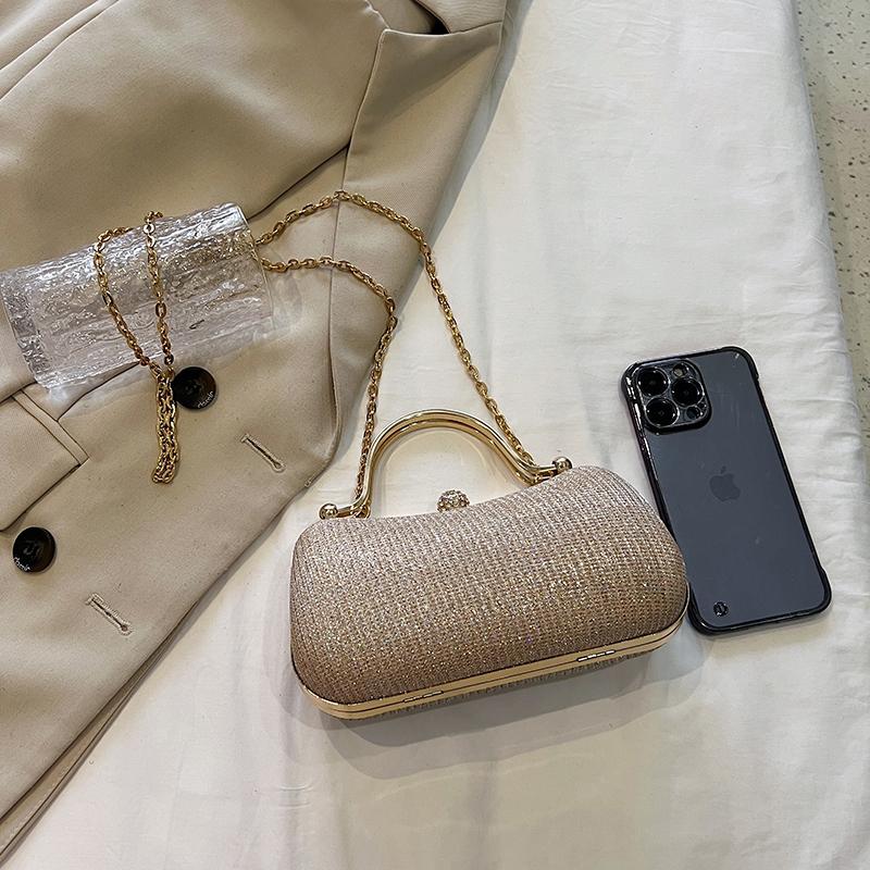 Evening party bags: This year, there is a trend for sophisticated and feminine women's bags. There are simple butted small bag