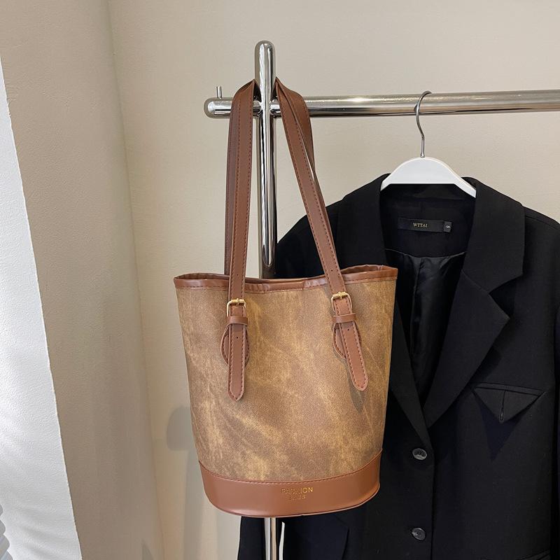 

Autumn and winter retro underarm bag women s 2025 new trendy fashion Korean tote bag versatile large-capacity bucket bag темно-коричневого кольору