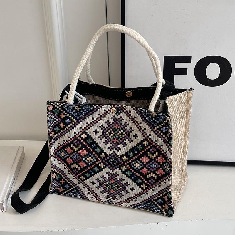 Hochwertige kleine Tasche im Ethno-Stil für Damen. Neue trendige Umhängetasche für Damen. Modische, vielseitige Schultertasche für Damen.