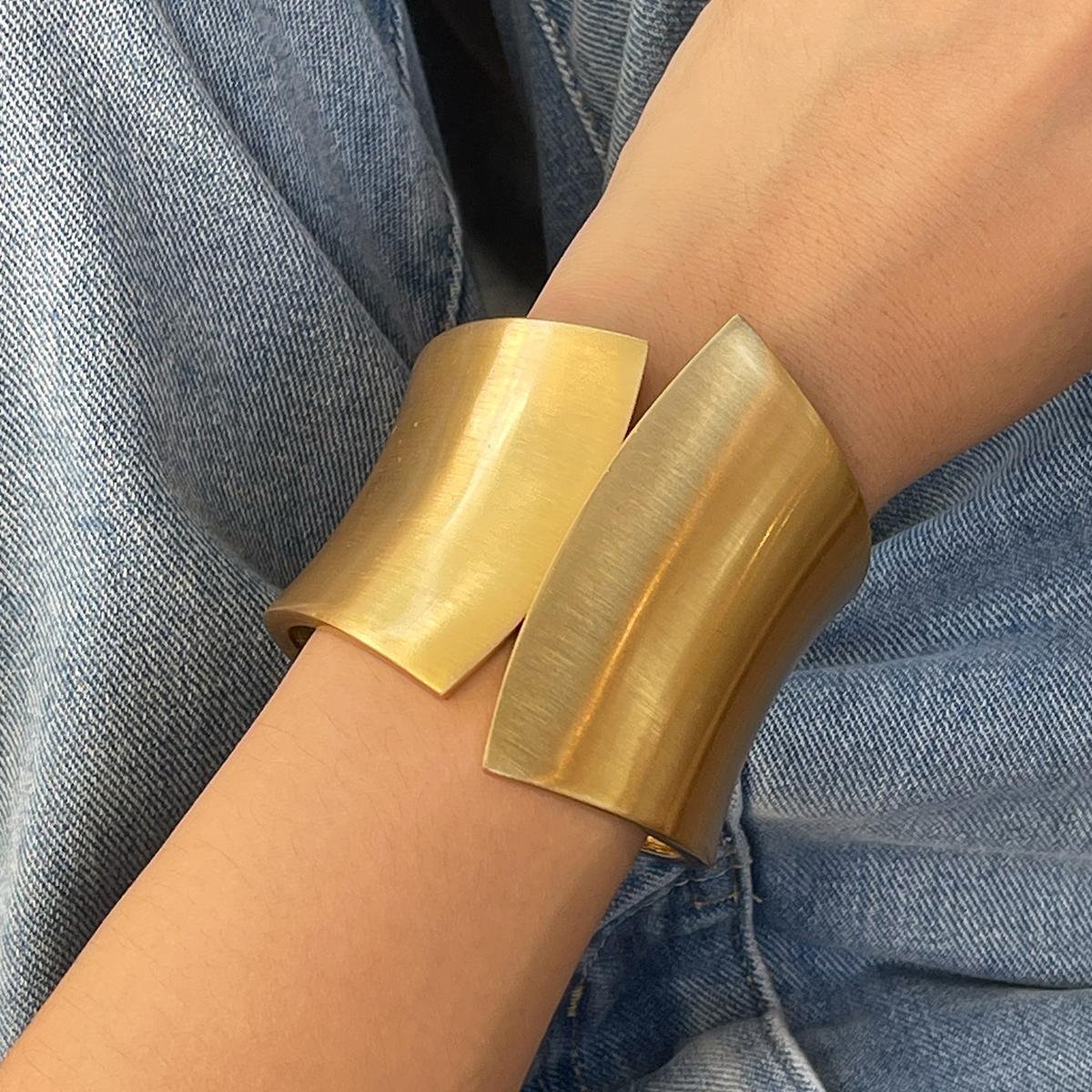 

Exaggerated Alloy Wide Bangles for Women Vintage Irregular Open Cuff Armband Bracelets Party Jewelry