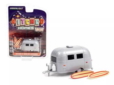 Greenlight Maßstab 1:64 Airstream 16' Bambi Surfbrettanhänger (Gebraucht)
