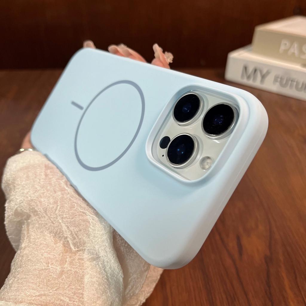 The new liquid silicone is suitable for Apple 16Promax mobile phone case, magnetic suction and skin-friendly iPhone15 anti-drop protective case.