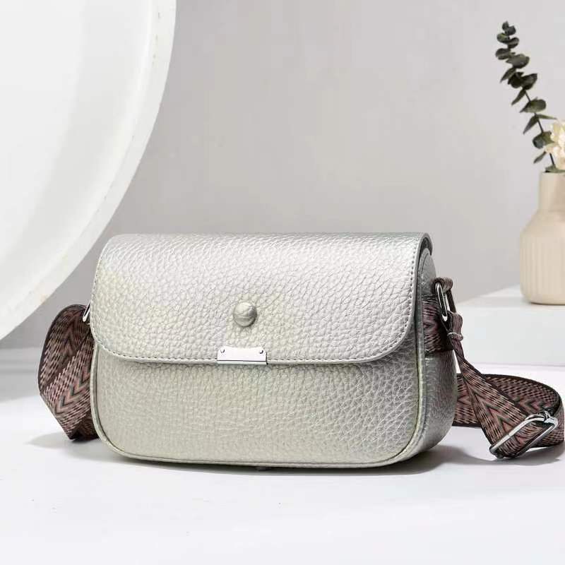 Latest Large Capacity Shoulder Crossbag Purse with High Appearance Level Fashion Trend for Ladies Bag Senior Sense Large Capacity Shoulder Bag .