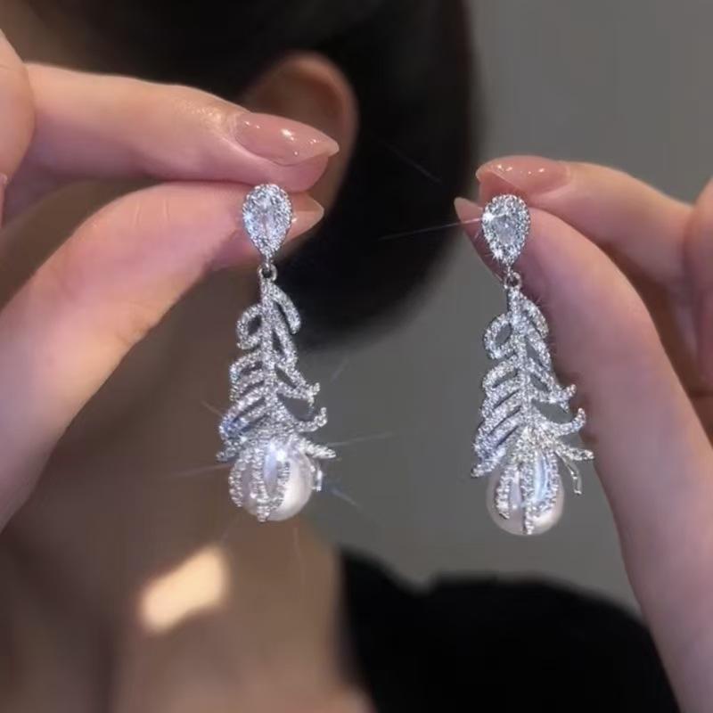 

French high-end, exquisite and light luxury feather pearl tassel earrings, feminine, fashionable and slimming long stud earrings