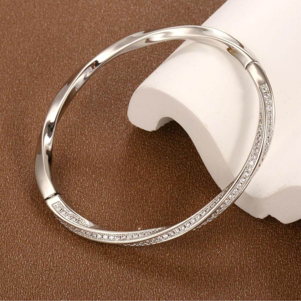 Elegant Möbius Bangle: Starry Sky Twist with Full Diamond Design