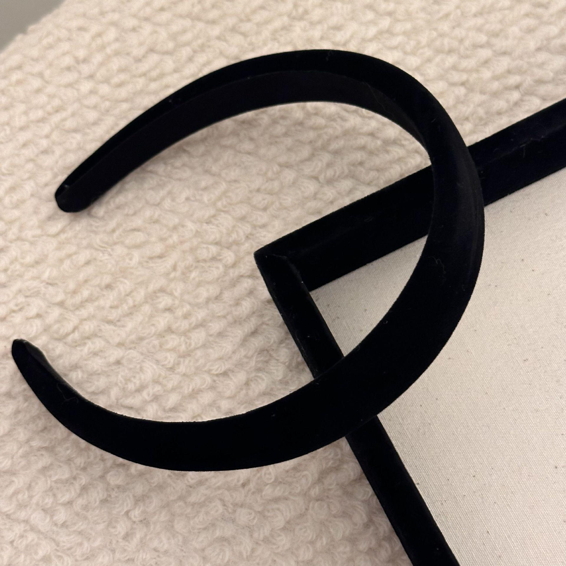 

Korean Matte Solid Color Non-Slip Headband for Girls - Wide Edge with Teeth Hair Tie