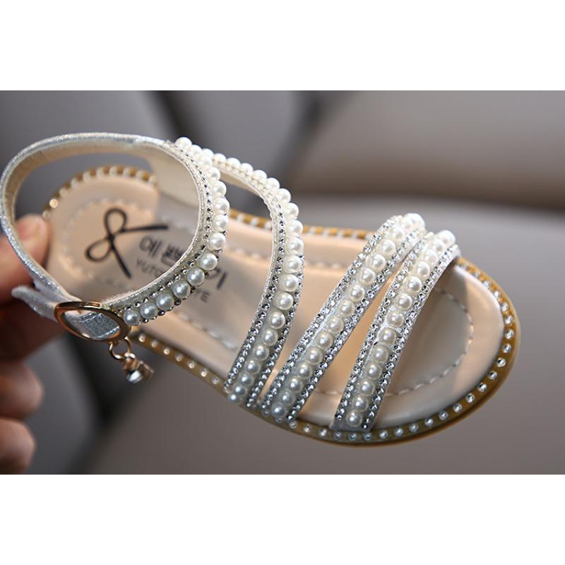 Nuovi sandali principessa aperti in stile coreano con perle per l'estate per bambine, scarpe da spettacolo per bambini piccoli, medi e grandi