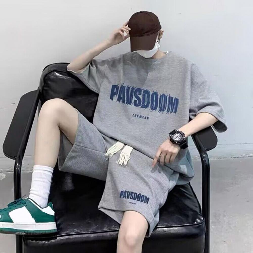 2ks/sada Pánská letní tepláková souprava O-výstřih Krátký rukáv Tričko s potiskem písmen Elastický pas se stahovací šňůrkou Široké kraťasy Set Vaflová textura