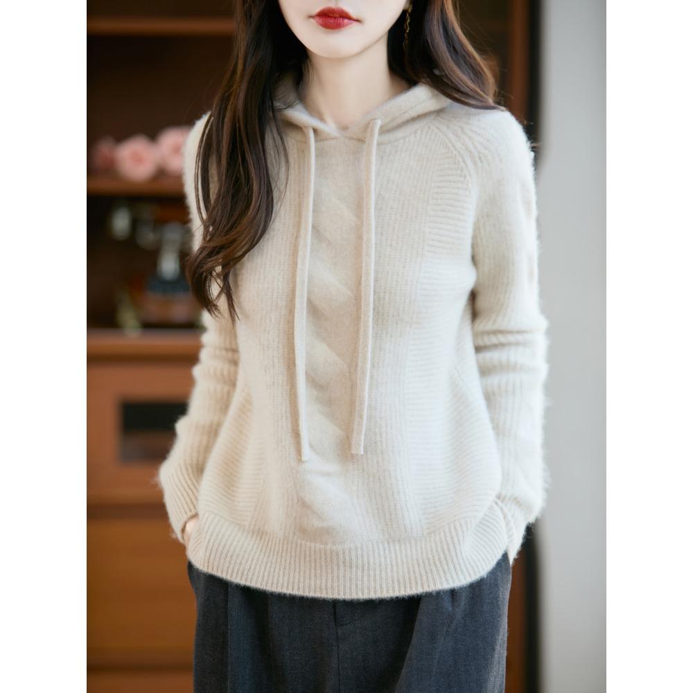 Un Maglione Lavorato a Maglia Spesso, Largo e di Taglia Grande con Un Cappuccio Come Strato Base per Donne