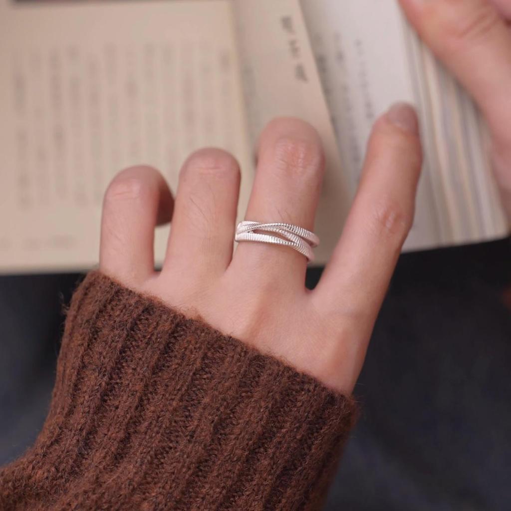 Chic Geometric Line Ring: Stylish, Versatile, Stackable, Open Band for Women – Perfect as a Trendy Index Finger Accessory.