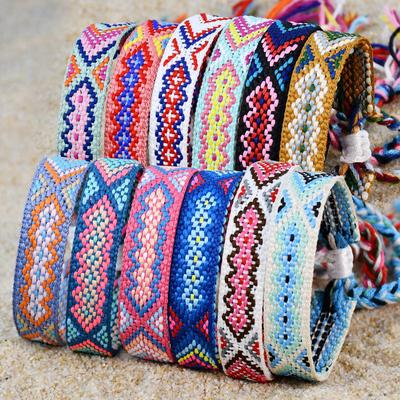 Bracelet d'amitié tressé ethnique népalais à pompons - Style bohème pour femmes