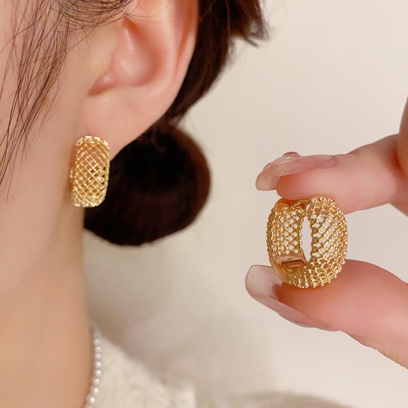 Niche Temperament, Fashionable Design, Simple Metal Hollow Personality, Light Luxury and Versatile Earrings