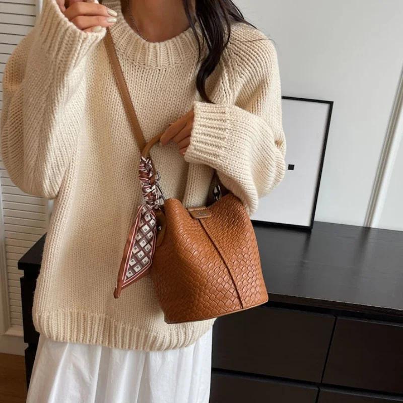 Standard gewebte Schal-Tasche für Damen  Bucket Bags  Schultertasche  tragbare Umhängetasche  Luxusmarken-Taschen  neue Mode