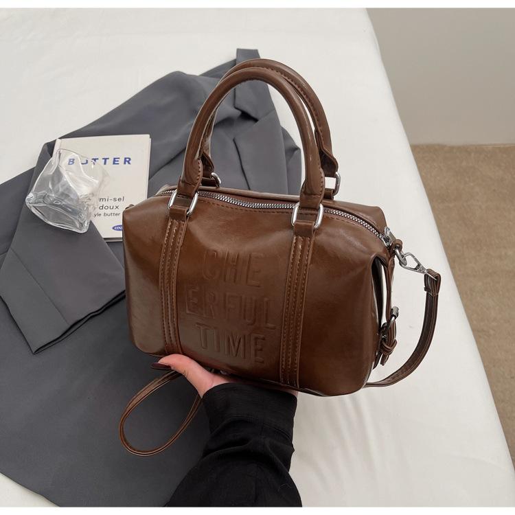 

Корейская версия портативная сумка для боулинга женская 2025 новая ретро нишевая сумка-подушка для поездок универсальная на плечо сумка-мессенджер 23*11*15