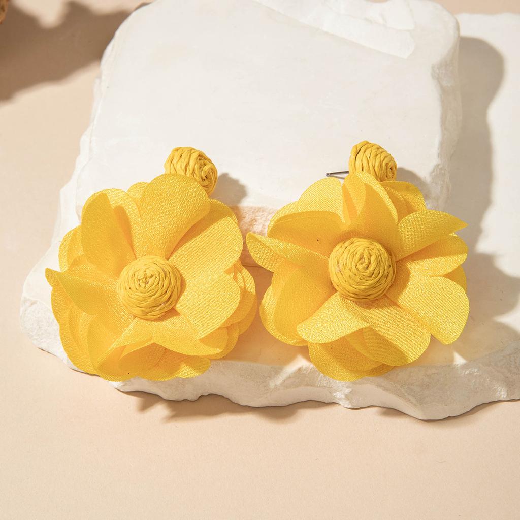 Exquisite temperament flower earrings, geometric exaggerated matte stud earrings