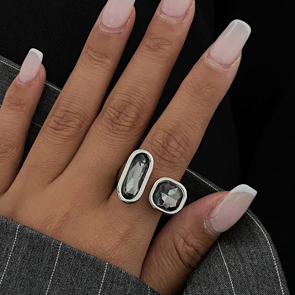 Neuer Grauer Kristall Geometrischer Ring Damen Minimalistisches Design Silberfarbe Quadratische Fingerringe Asymmetrischer Zirkon Tägliche Wear Schmuck