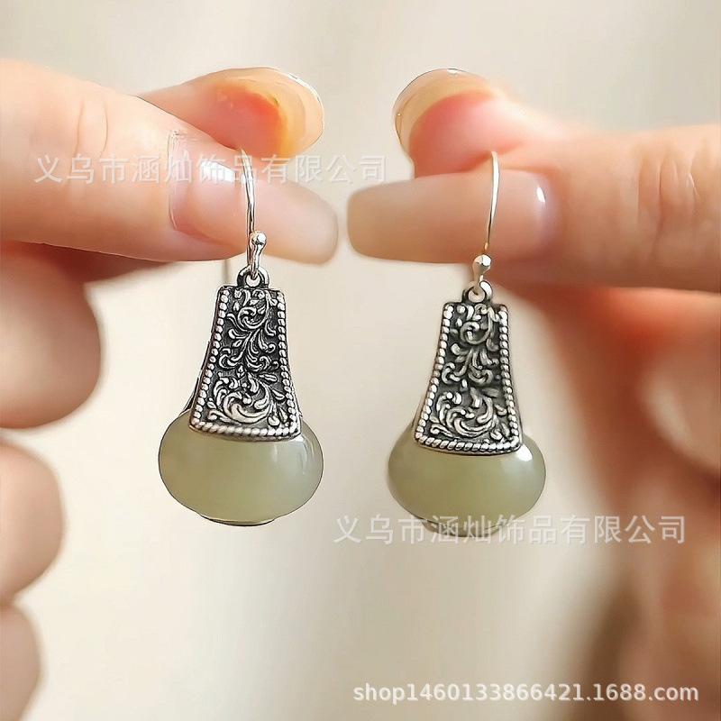 

Retro new Chinese Tang grass pattern egg noodles Hetian jade earrings women s niche design sense temperament national ancient style old ears Ear hook