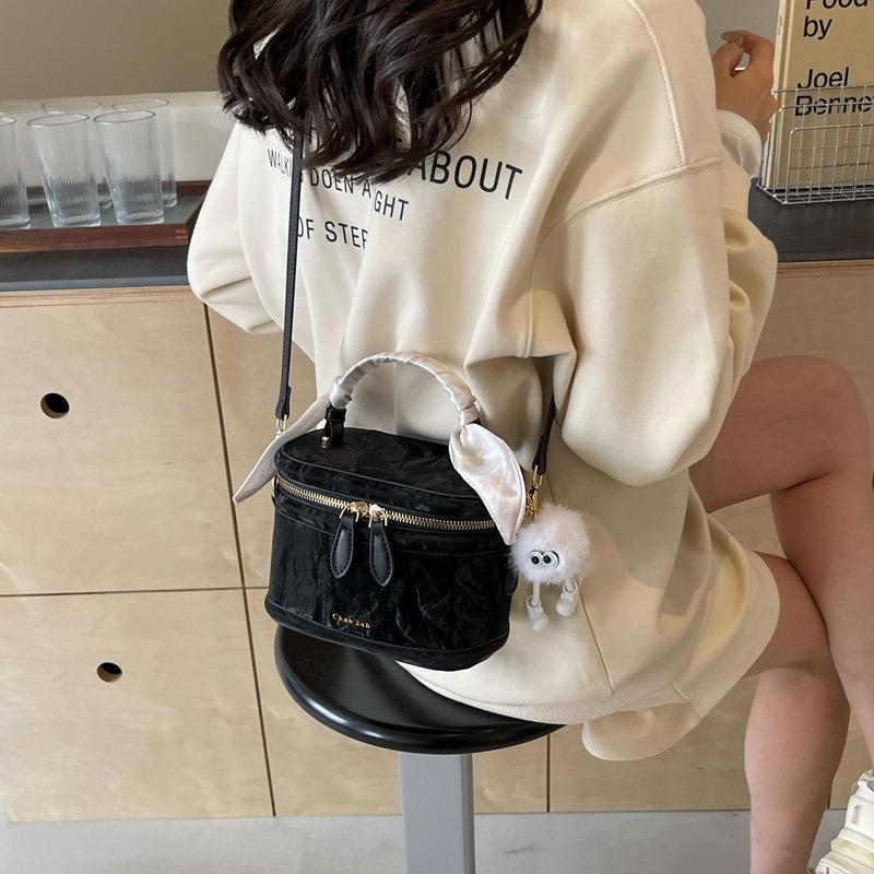 This Is A Stylish Single-shoulder Small Square Bag and A Niche Crossbody Bucket Bag