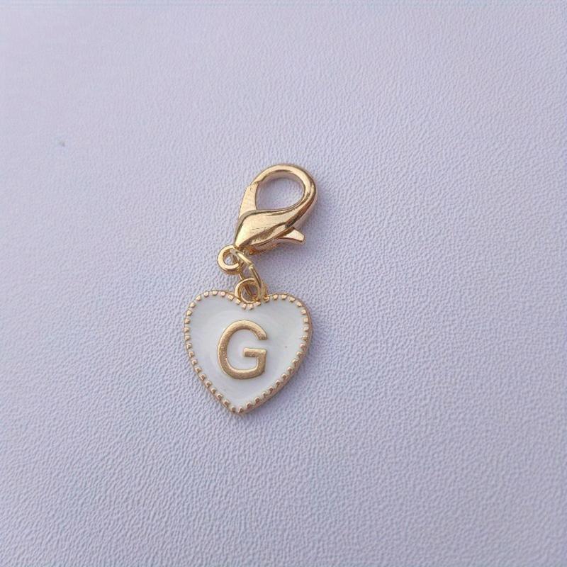 Hetsäljande 26 engelska bokstäver vit dubbelsidig persikohjärta nyckelring hjärtformad legeringsaccessoarprydnad