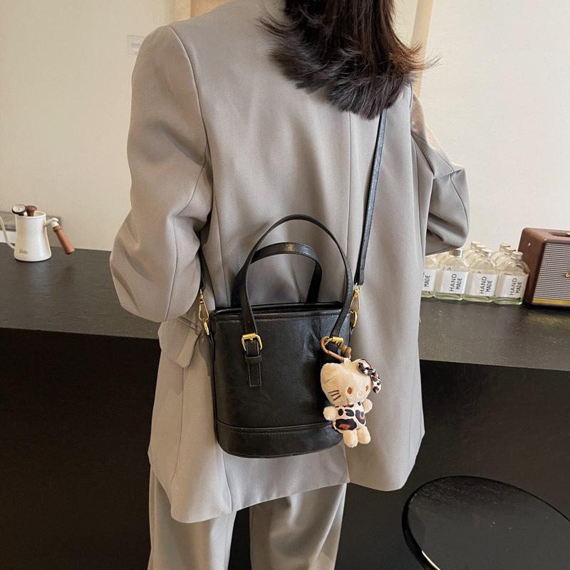 Retro Fashion Bucket Bag Women'S Autumn Tide One Shoulder Oblique Span Bag High Sense Simple Armpit Bag