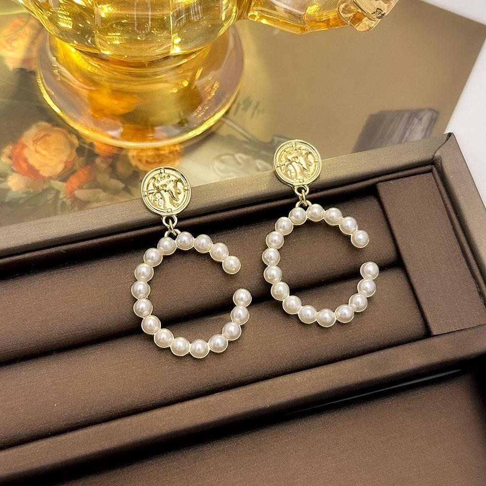 Boucles d'oreilles à tige en perles de fleur de vent parfumées à petite aiguille argentée, boucles d'oreilles légères et luxueuses, style célébrité, style rétro élégant et tendance