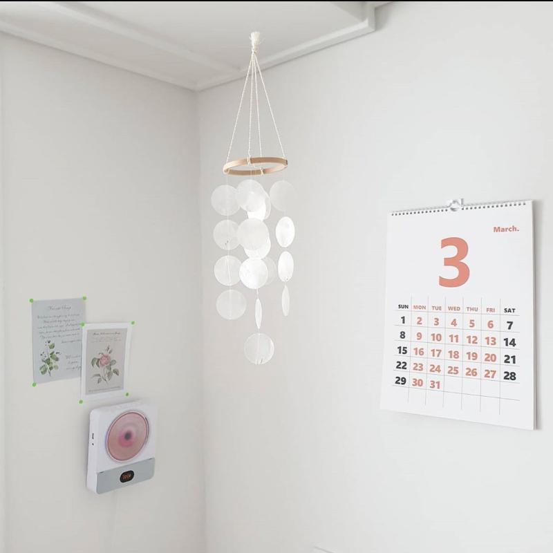 

Creative Hanging Moon Wind Chimes Natural Shells With Crisp Ringtones Dream Catchers Home Decoration Circle Shells Pendant A1