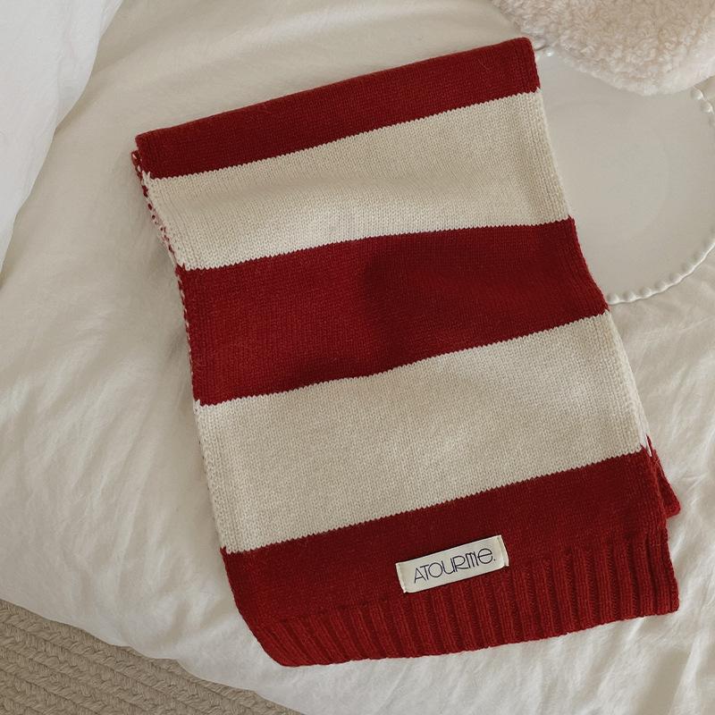 This is a new autumn and winter versatile scarf with a color blocking atmosphere and a high end look  It is a fashionable and warm scarf for women