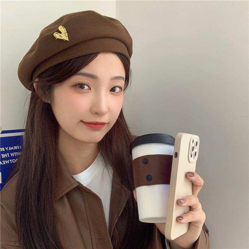 Modische Baskenmütze mit herzförmigem Metall-Accessoire, Baskenmütze aus Polyester für Damen mit Weihnachtsfeiertagsthema, einzigartige lässige Malerkappe für Ausflüge