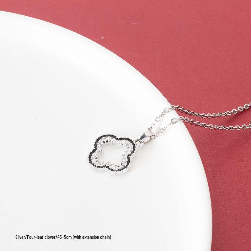 Retro vierblättriges Kleeblatt Schlüsselbeinkette - Damen Anlaufbeständiger Titanstahl Anhänger