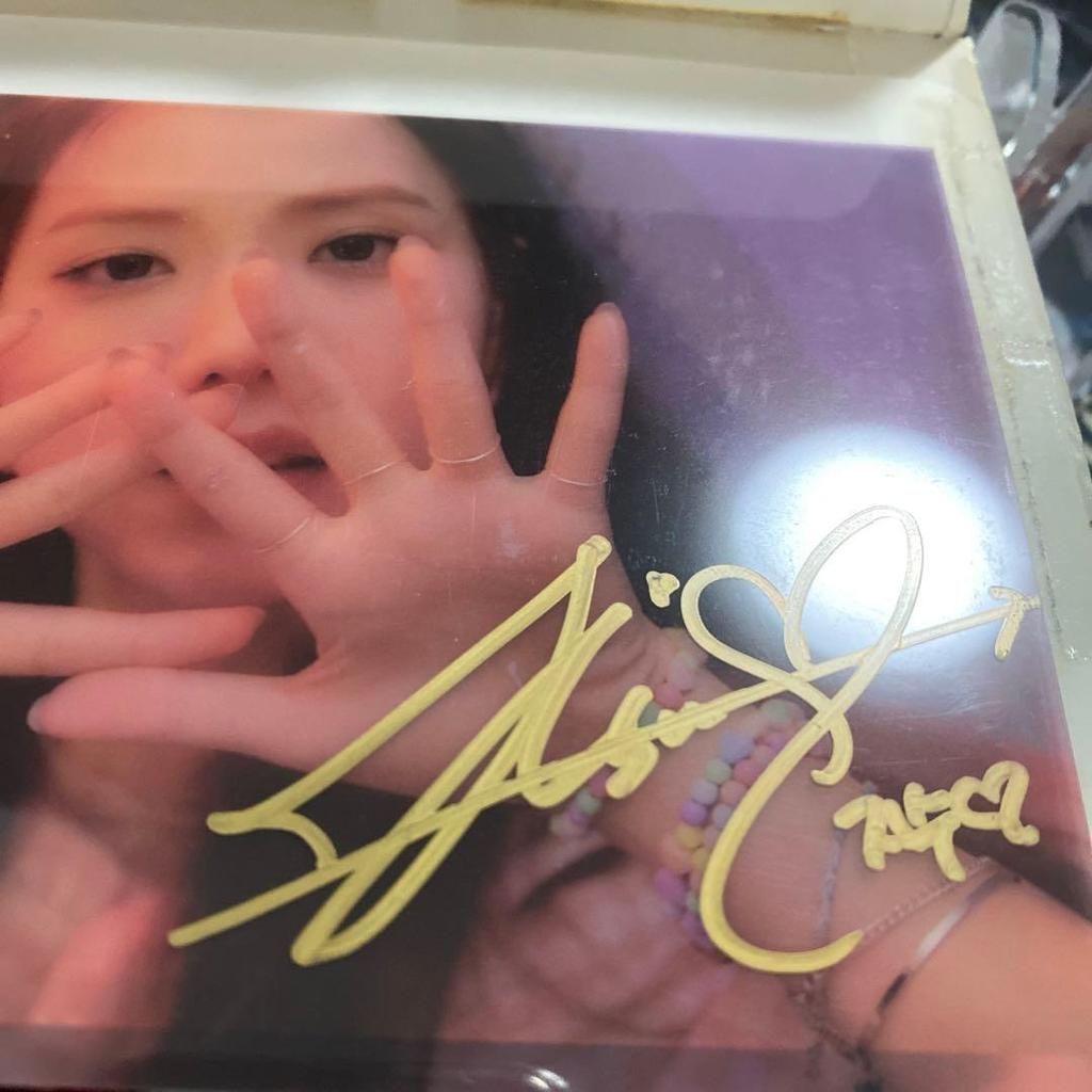 [USED] Blackpink Jisoo autographed limited edition photo card