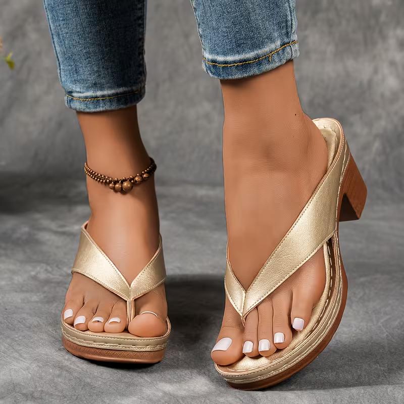 2026 new high-heeled flip-flops women's outdoor thick-heeled sandals women's lightweight plus size summer slippers
