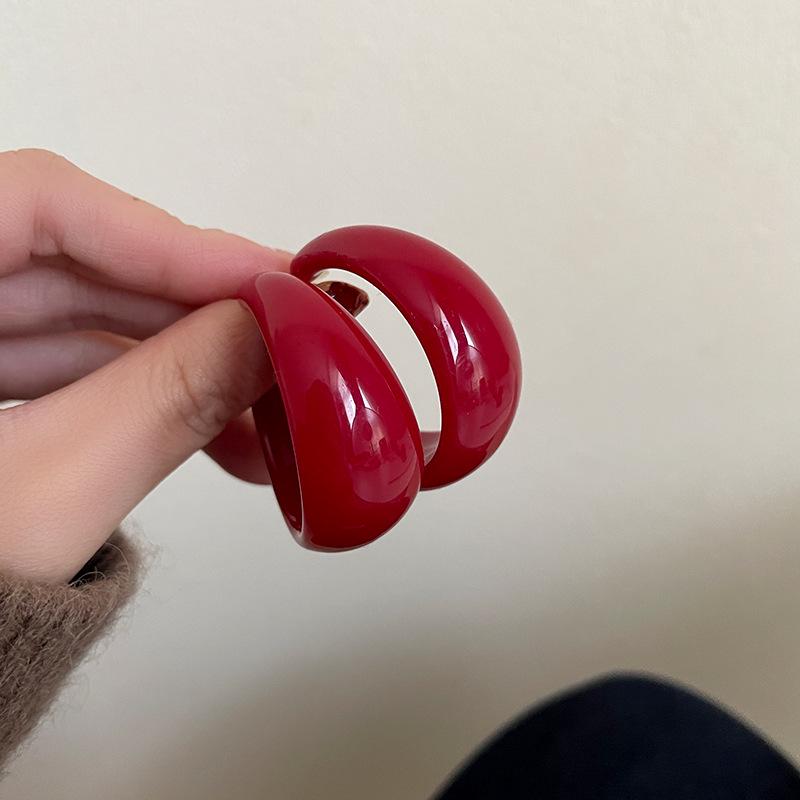 Boucles d'oreilles créoles Ankara Red Silver Needle Drip Oil: Style Rétro Hong Kongais pour Femmes, Polyvalent, avec un Design Unique.